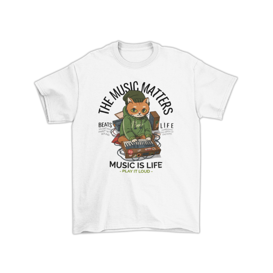 Áo thun trắng in hình mèo DJ đang chỉnh nhạc, tai nghe, hoodie và bàn mix, với slogan "The Music Matters – Music Is Life – Play It Loud", phong cách streetwear cá tính.