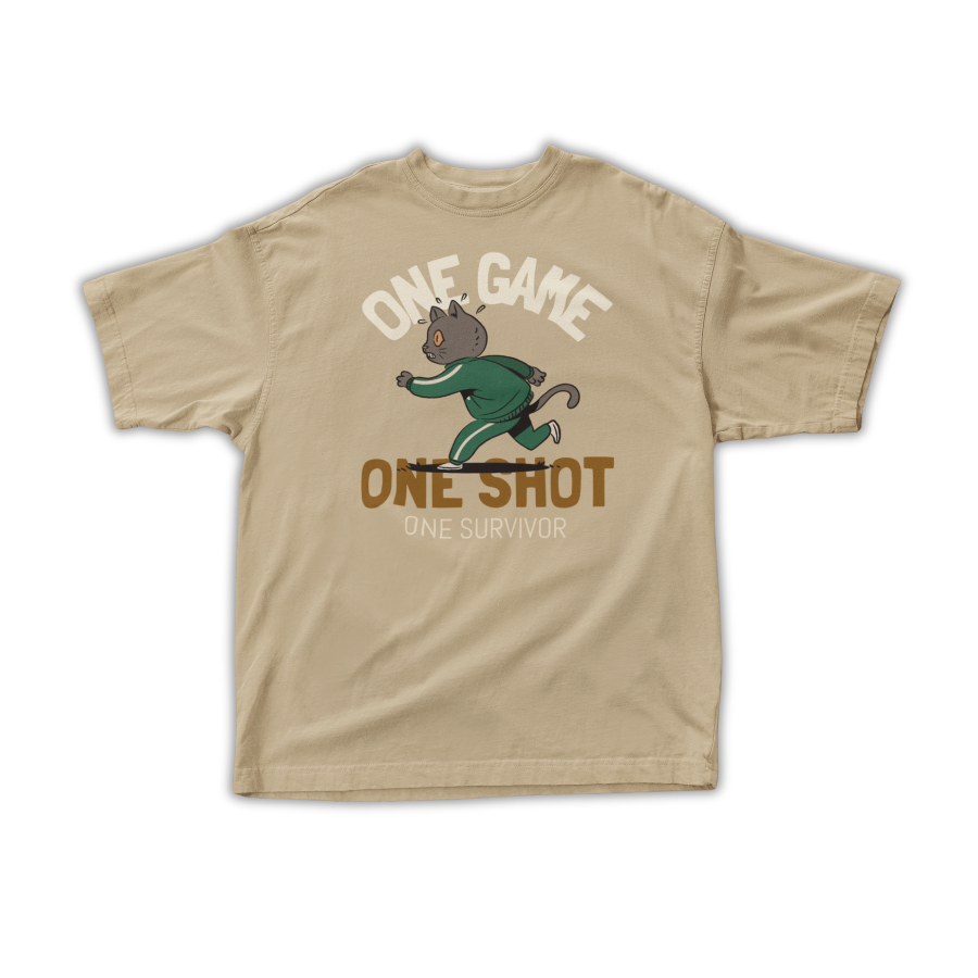 Áo thun màu be in hình mèo chạy mặc đồ Squid Game màu xanh, kèm chữ “One Game, One Shot, One Survivor” và slogan tùy chỉnh