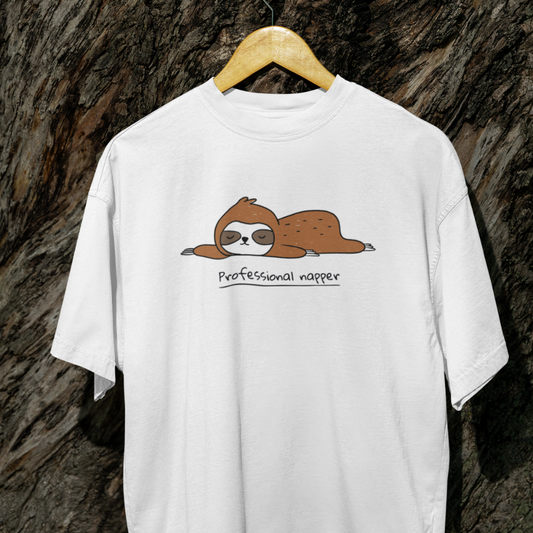 Áo thun trắng in hình chú lười nằm ngủ cùng dòng chữ “Professional Napper” – phong cách lười biếng dễ thương