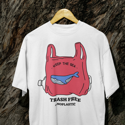 Áo thun in hình cá voi trong túi nilon đỏ – thông điệp “Trash Free – Keep the Sea”