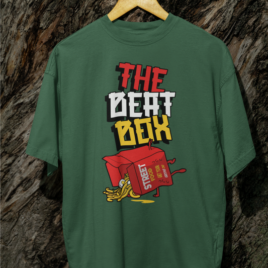Áo thun trắng in hình hộp đồ ăn street food màu đỏ đổ ra khoai tây và sốt, kèm chữ “THE BEAT BOX” theo phong cách graffiti