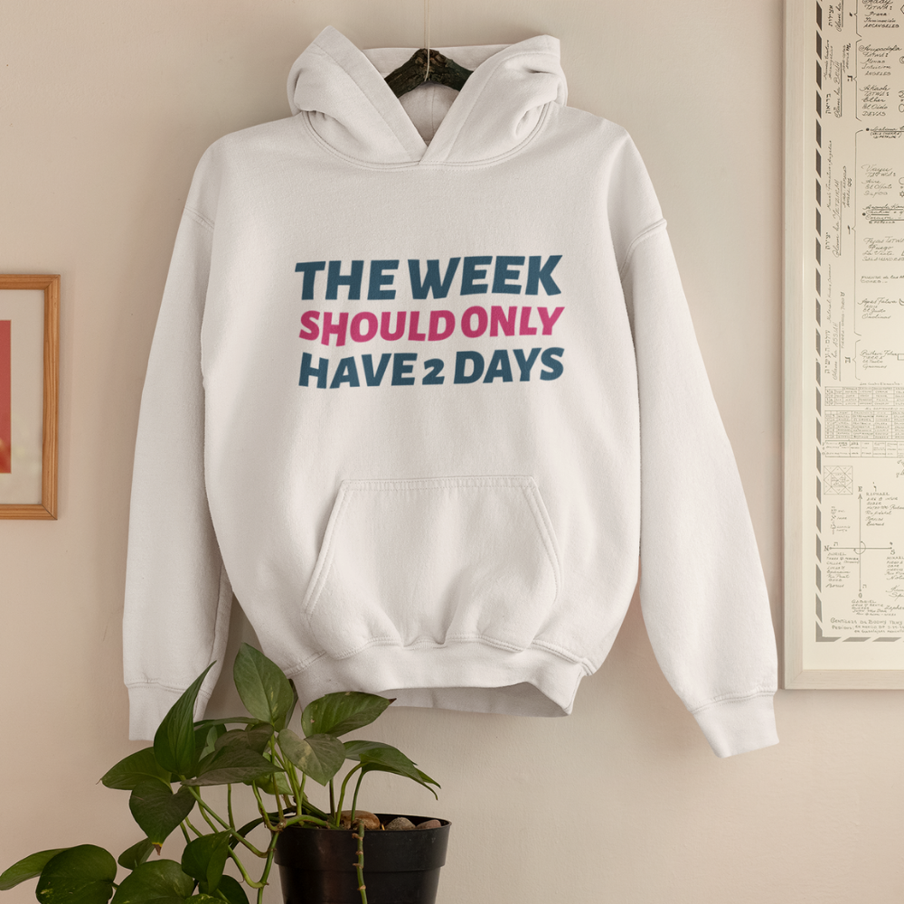 Áo hoodie trắng in dòng chữ "THE WEEK SHOULD ONLY HAVE 2 DAYS" và hình bánh donut hồng uể oải mặt sau.
