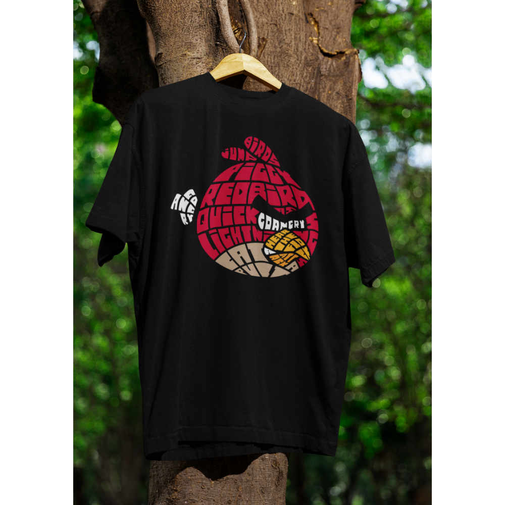 Áo thun hình Red Angry Bird tạo từ chữ như “RED BIRD”, “ANGRY”, “PIGGY”, “LIGHTNING”, “QUICK” siêu ngầu trên nền đen.