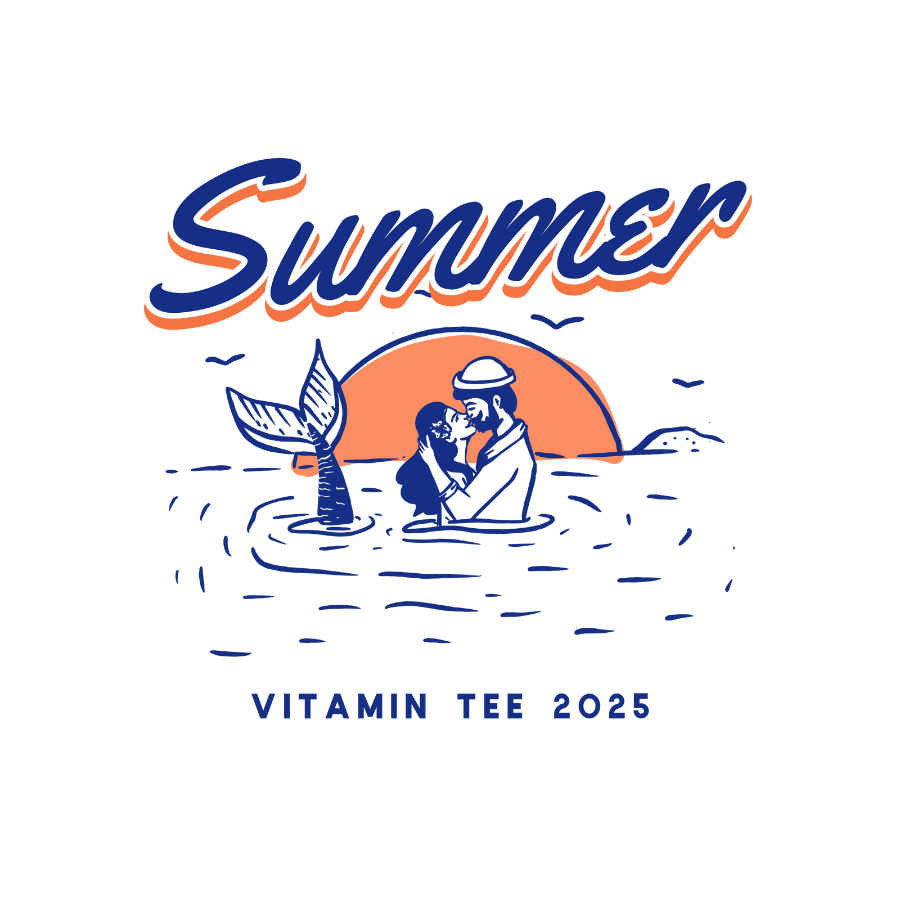 Áo thun trắng in hình nàng tiên cá và người lặn trong khung cảnh biển hoàng hôn, chữ “Summer – Vitamin Tee 2025”, màu cam và xanh biển phối tối giản.