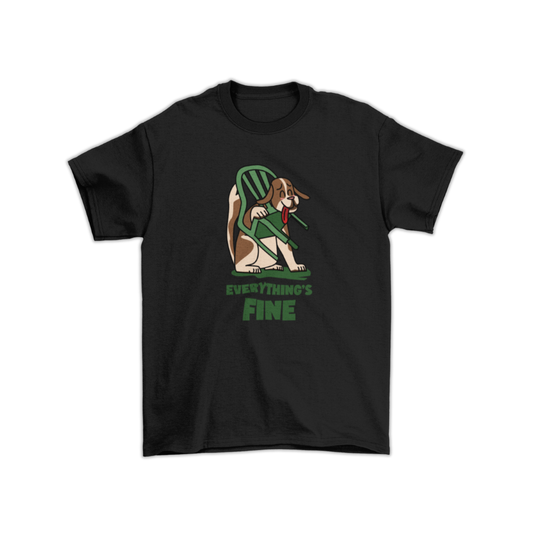 Áo thun unisex trắng và đen in hình chú chó mắc đầu vào ghế nhưng vẫn cười, kèm dòng chữ “EVERYTHING’S FINE” màu xanh – meme nổi tiếng, phong cách hài ngầm.
