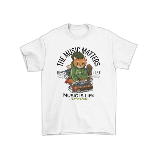 Áo thun trắng in hình mèo DJ đang chỉnh nhạc, tai nghe, hoodie và bàn mix, với slogan "The Music Matters – Music Is Life – Play It Loud", phong cách streetwear cá tính.