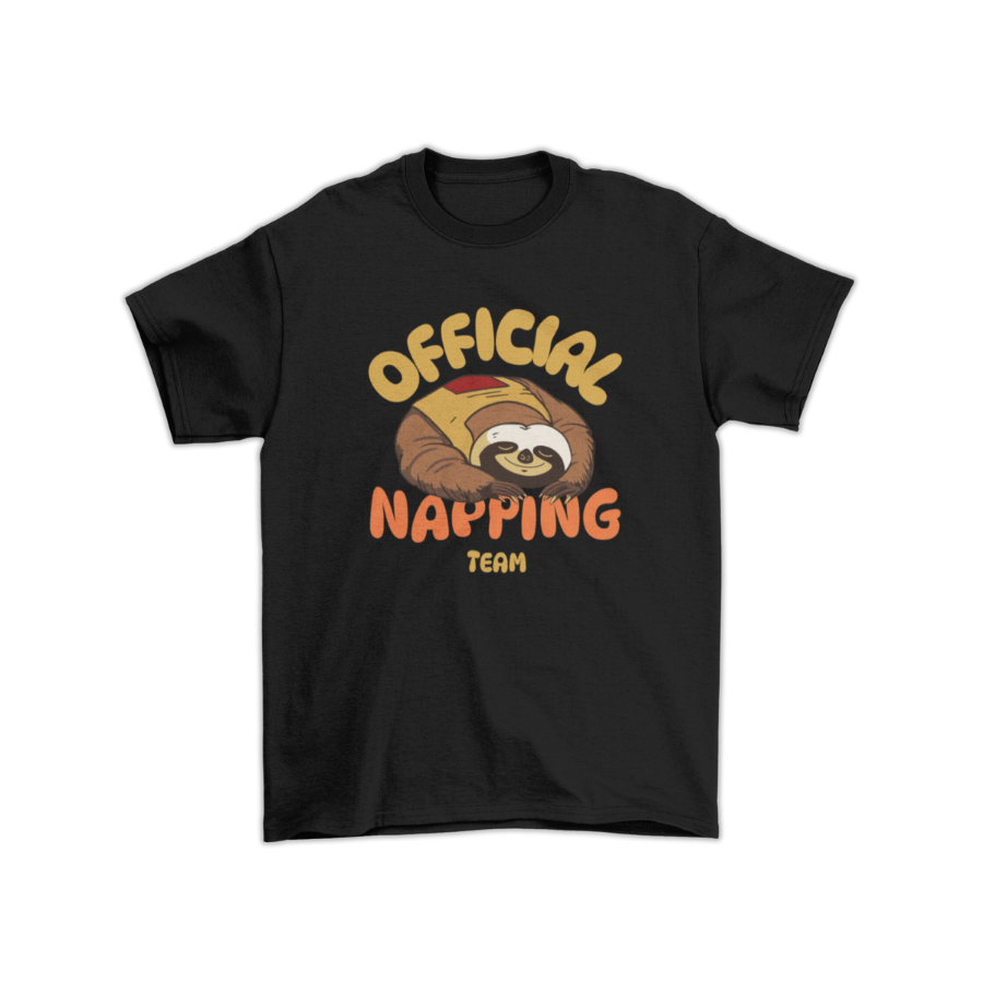 Áo thun hình con lười ngủ trong túi ngủ với slogan napping team