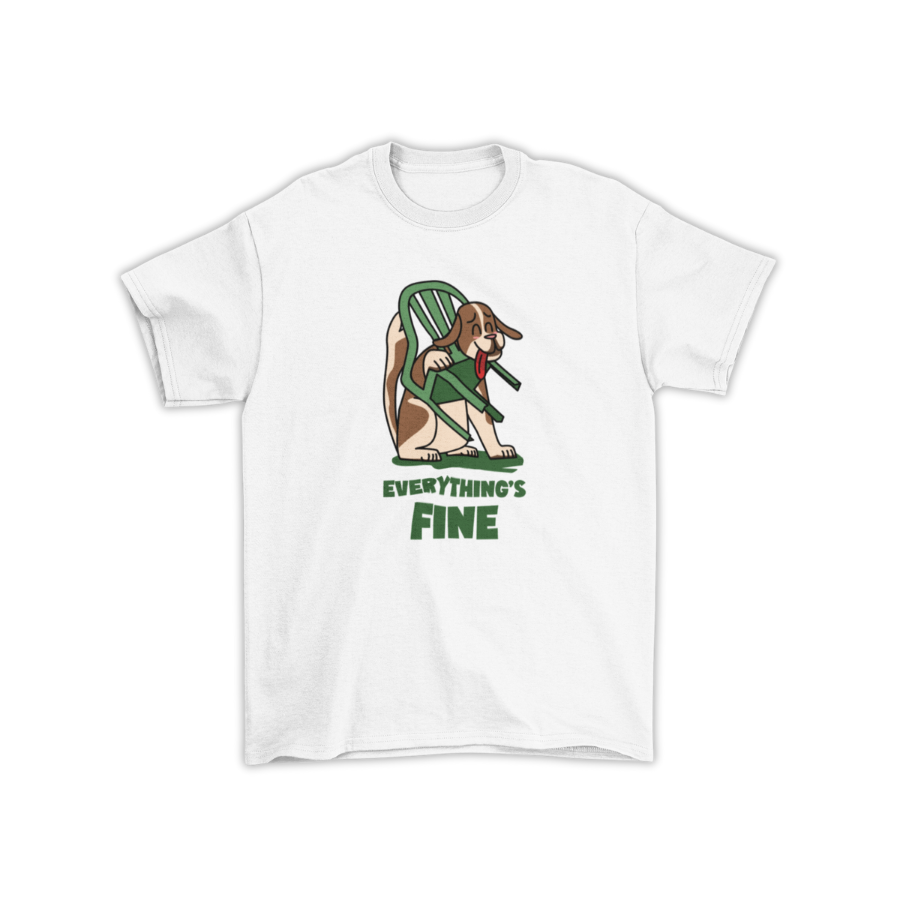 Áo thun unisex trắng và đen in hình chú chó mắc đầu vào ghế nhưng vẫn cười, kèm dòng chữ “EVERYTHING’S FINE” màu xanh – meme nổi tiếng, phong cách hài ngầm.