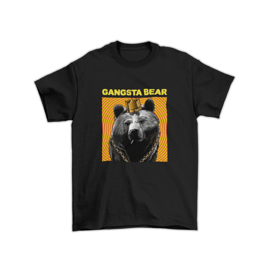 Áo thun gấu ngầu đeo dây chuyền và vương miện – slogan tùy chỉnh. Gangsta bear graphic t-shirt – bold streetwear style