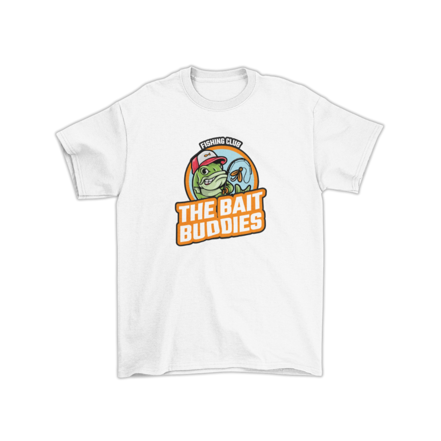 Áo thun trắng in hình cá hoạt hình đội mũ, cầm cần câu, dòng chữ “THE BAIT BUDDIES”, có thể thay bằng slogan hoặc tên nhóm theo yêu cầu.2