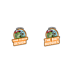Áo thun trắng in hình cá hoạt hình đội mũ, cầm cần câu, dòng chữ “THE BAIT BUDDIES”, có thể thay bằng slogan hoặc tên nhóm theo yêu cầu.3