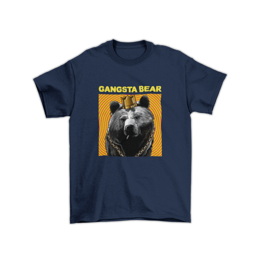Áo thun gấu ngầu đeo dây chuyền và vương miện – slogan tùy chỉnh. Gangsta bear graphic t-shirt – bold streetwear style