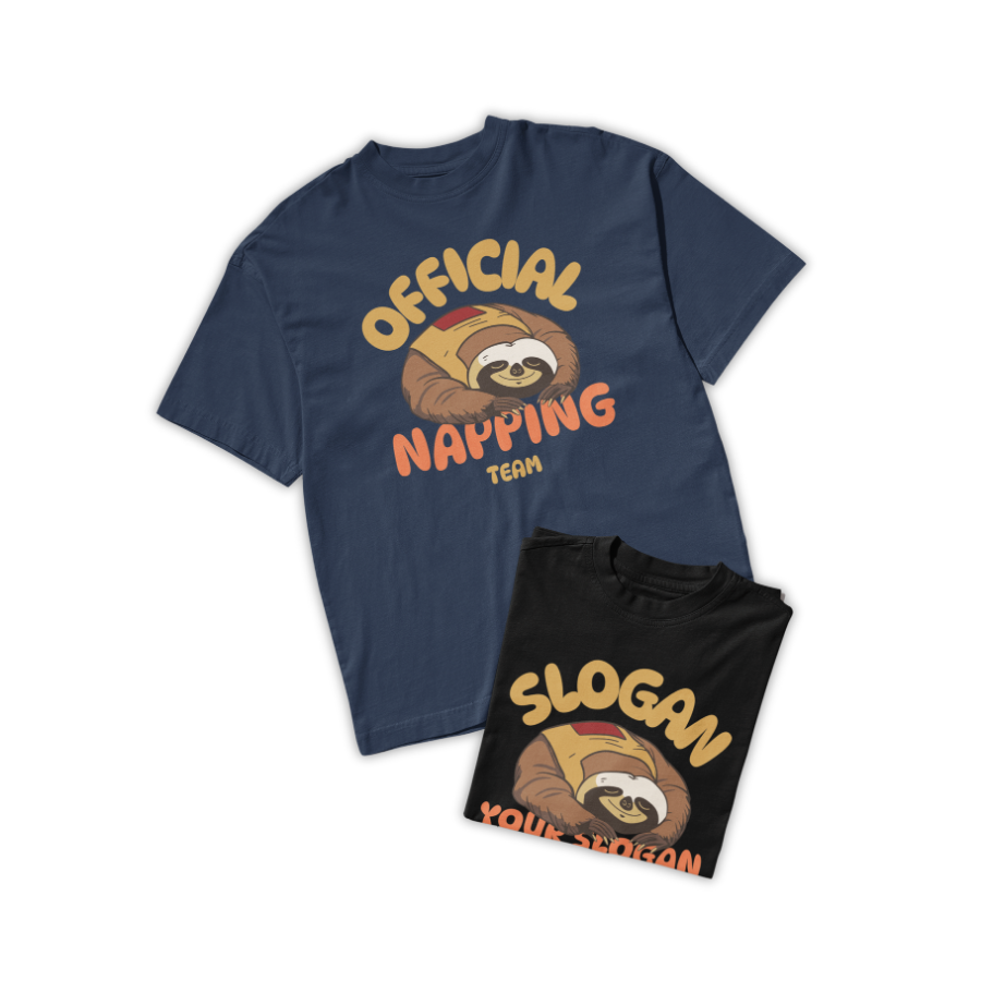 Áo thun hình con lười ngủ trong túi ngủ với slogan napping team