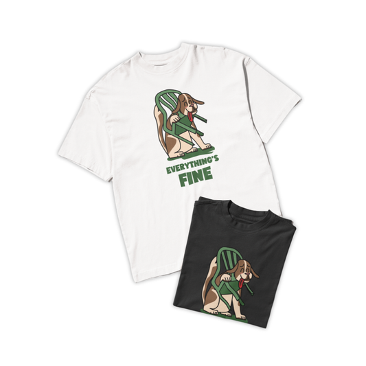Áo thun unisex trắng và đen in hình chú chó mắc đầu vào ghế nhưng vẫn cười, kèm dòng chữ “EVERYTHING’S FINE” màu xanh – meme nổi tiếng, phong cách hài ngầm.