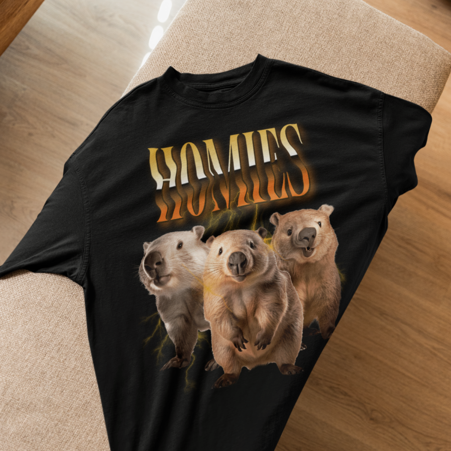 Áo thun wombat cá tính, hình ba chú wombat với hiệu ứng chữ Homies, tự thiết kế slogan hài hước.