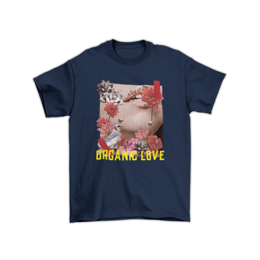 Áo thun unisex đen và xanh than in hình vòng tay, hoa, chim, da thịt người phối theo phong cách collage nghệ thuật, cùng dòng chữ “ORGANIC LOVE” màu vàng nổi bật.
