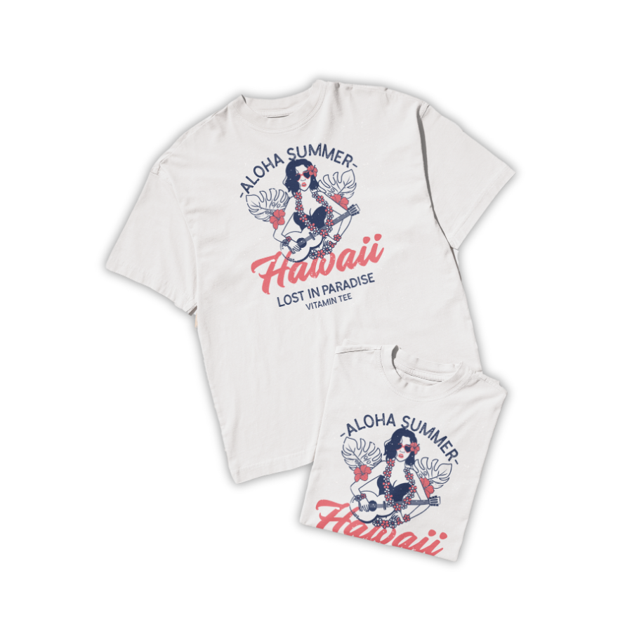 Ảnh áo thun trắng unisex in hình cô gái Hawaii chơi ukulele, dòng chữ Aloha Summer – Hawaii – Lost in Paradise, phong cách nhiệt đới mộng mơ.