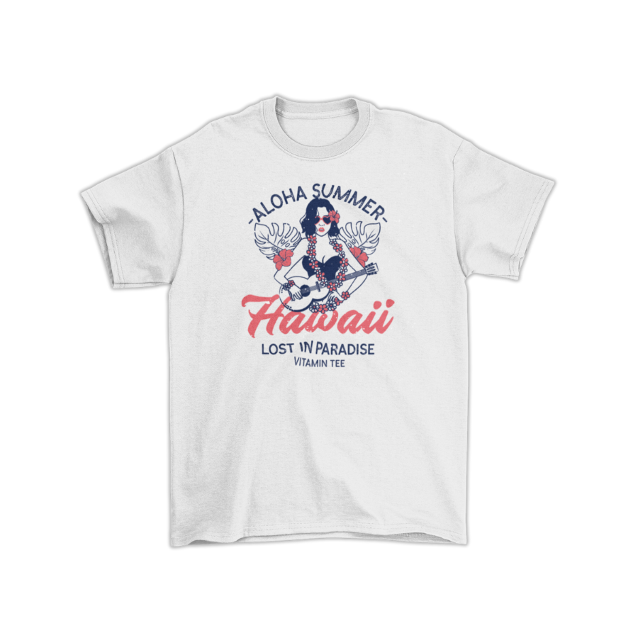 Ảnh áo thun trắng unisex in hình cô gái Hawaii chơi ukulele, dòng chữ Aloha Summer – Hawaii – Lost in Paradise, phong cách nhiệt đới mộng mơ.