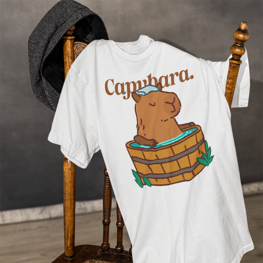 Áo thun đen in hình capybara ngồi trong bồn nước nóng, mặt chill thư giãn, kèm chữ "Capybara" hoặc slogan tùy chỉnh