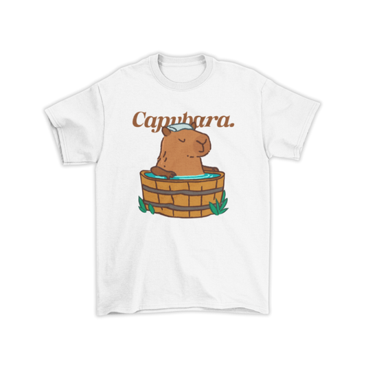 Áo thun đen in hình capybara ngồi trong bồn nước nóng, mặt chill thư giãn, kèm chữ "Capybara" hoặc slogan tùy chỉnh