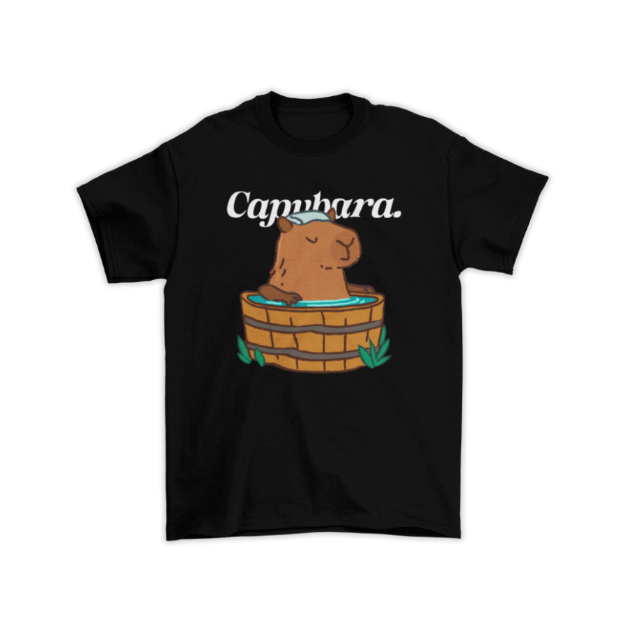 Áo thun đen in hình capybara ngồi trong bồn nước nóng, mặt chill thư giãn, kèm chữ "Capybara" hoặc slogan tùy chỉnh