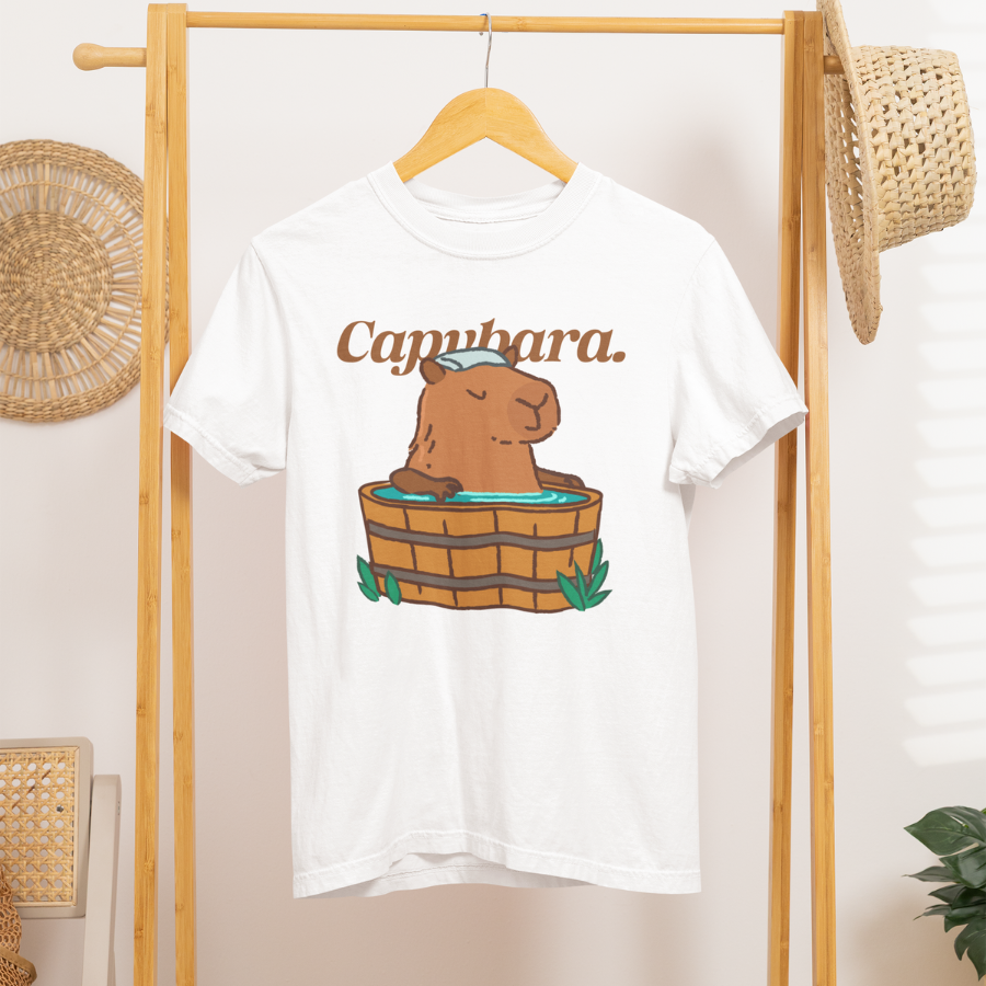 Áo thun đen in hình capybara ngồi trong bồn nước nóng, mặt chill thư giãn, kèm chữ "Capybara" hoặc slogan tùy chỉnh