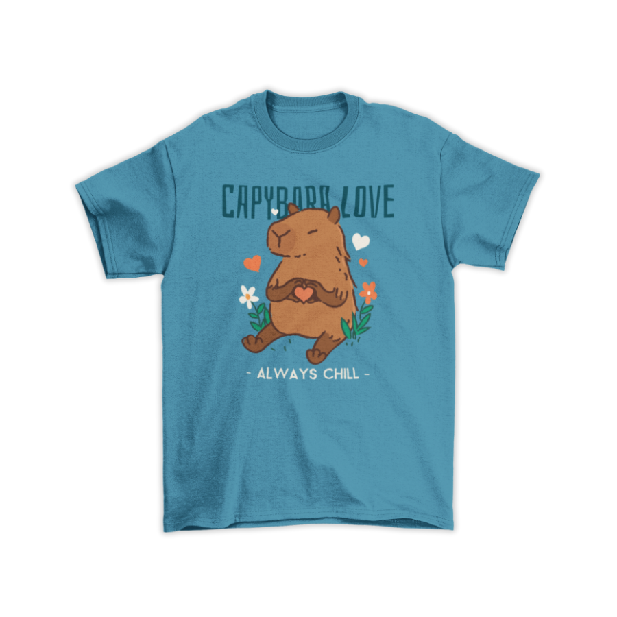 Áo thun xanh in hình capybara cầm trái tim, bao quanh là hoa lá và slogan “Always Chill”, có thể tuỳ chỉnh dòng chữ phía trên