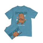 Áo thun xanh in hình capybara cầm trái tim, bao quanh là hoa lá và slogan “Always Chill”, có thể tuỳ chỉnh dòng chữ phía trên