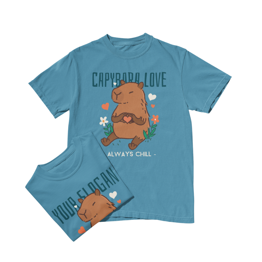 Áo thun xanh in hình capybara cầm trái tim, bao quanh là hoa lá và slogan “Always Chill”, có thể tuỳ chỉnh dòng chữ phía trên