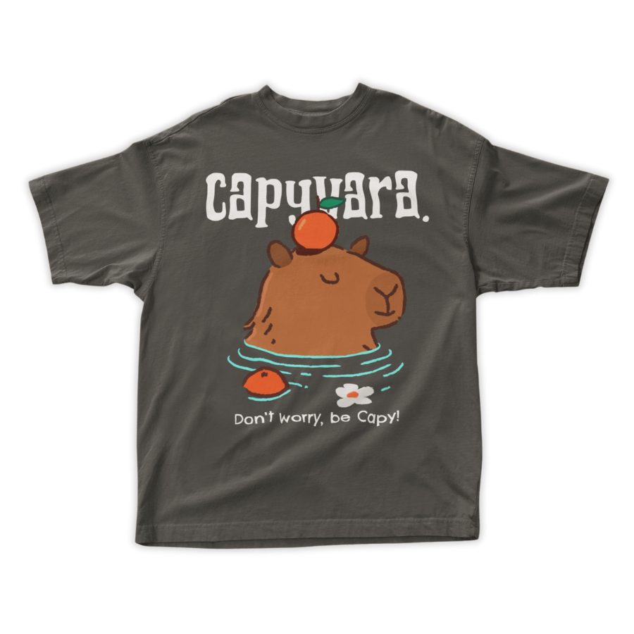 Áo thun capybara hài hước, hình vẽ capybara thư giãn trong nước, có quả cam trên đầu, thiết kế cá nhân hóa.