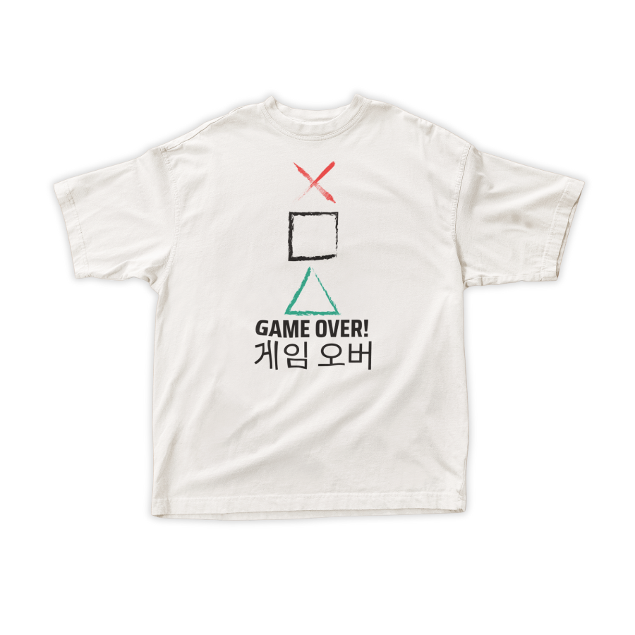 Áo thun trắng in hình biểu tượng Squid Game tam giác – vuông – dấu X đỏ, kèm dòng chữ “GAME OVER!” và tiếng Hàn