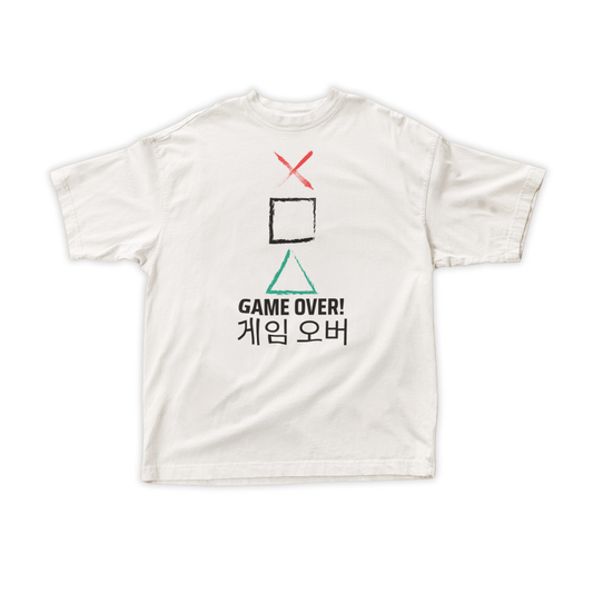 Áo thun trắng in hình biểu tượng Squid Game tam giác – vuông – dấu X đỏ, kèm dòng chữ “GAME OVER!” và tiếng Hàn