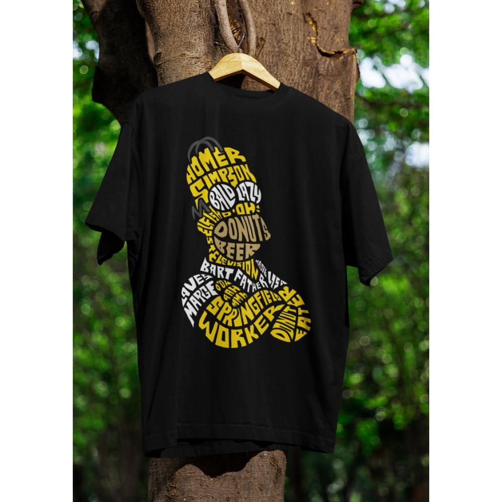 Áo thun in hình Homer Simpson tạo hình từ chữ – màu vàng, độc đáo, nổi bật cá tính vui nhộn.