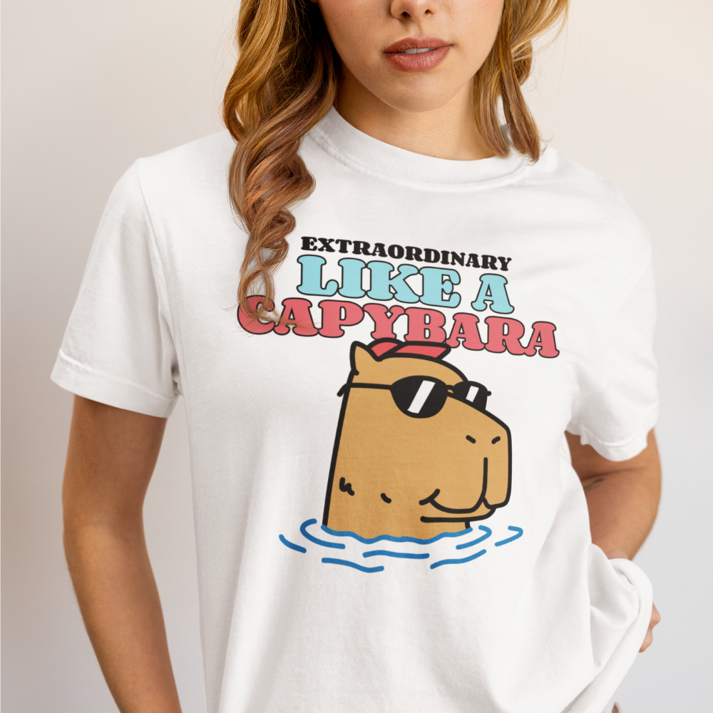 Áo thun trắng in hình capybara đeo kính râm thư giãn trong nước, dòng chữ “Like A Capybara” nổi bật, có thể tuỳ chỉnh slogan