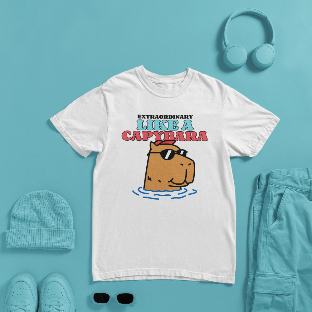 Áo thun trắng in hình capybara đeo kính râm thư giãn trong nước, dòng chữ “Like A Capybara” nổi bật, có thể tuỳ chỉnh slogan