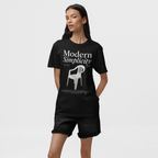 Áo thun đen in hình ghế nhựa trắng phong cách tối giản, kèm dòng chữ “Modern Simplicity 1967”, có thể tùy chỉnh slogan cá nhân