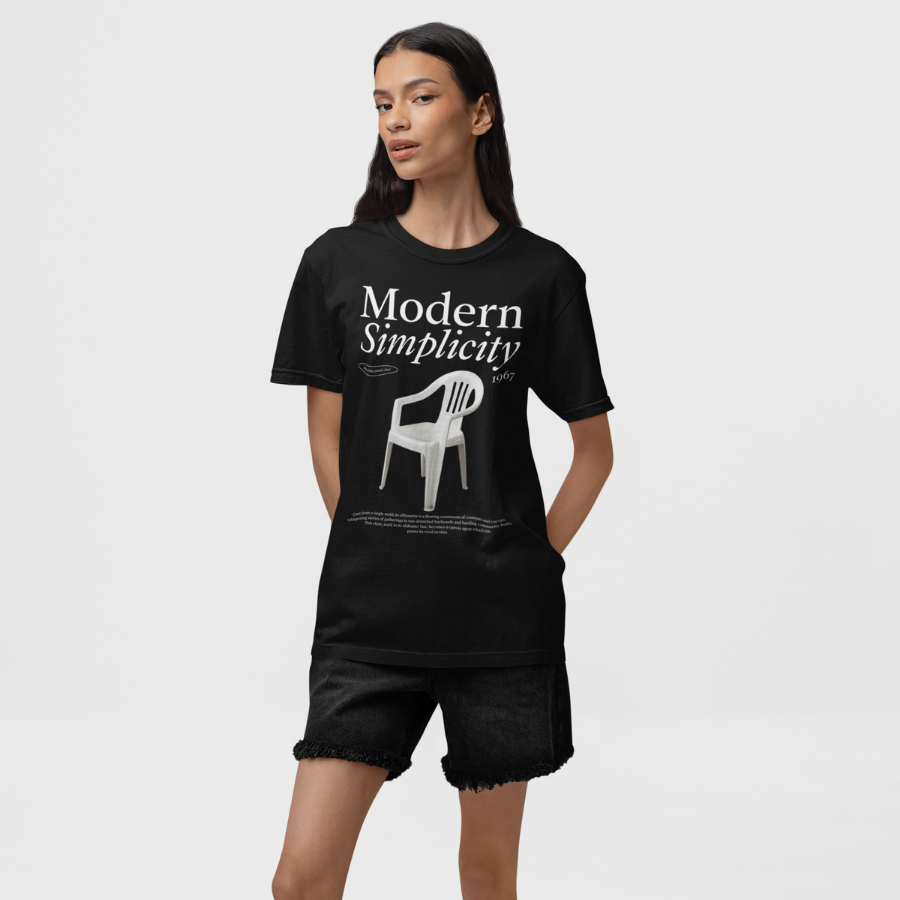 Áo thun đen in hình ghế nhựa trắng phong cách tối giản, kèm dòng chữ “Modern Simplicity 1967”, có thể tùy chỉnh slogan cá nhân