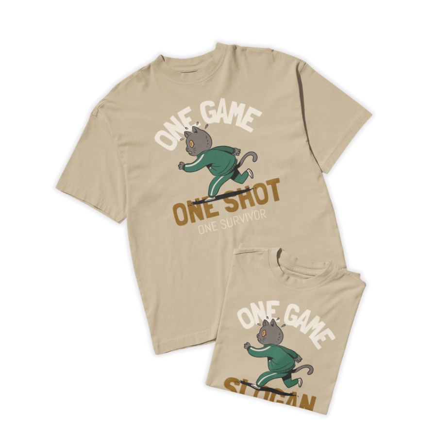 Áo thun màu be in hình mèo chạy mặc đồ Squid Game màu xanh, kèm chữ “One Game, One Shot, One Survivor” và slogan tùy chỉnh