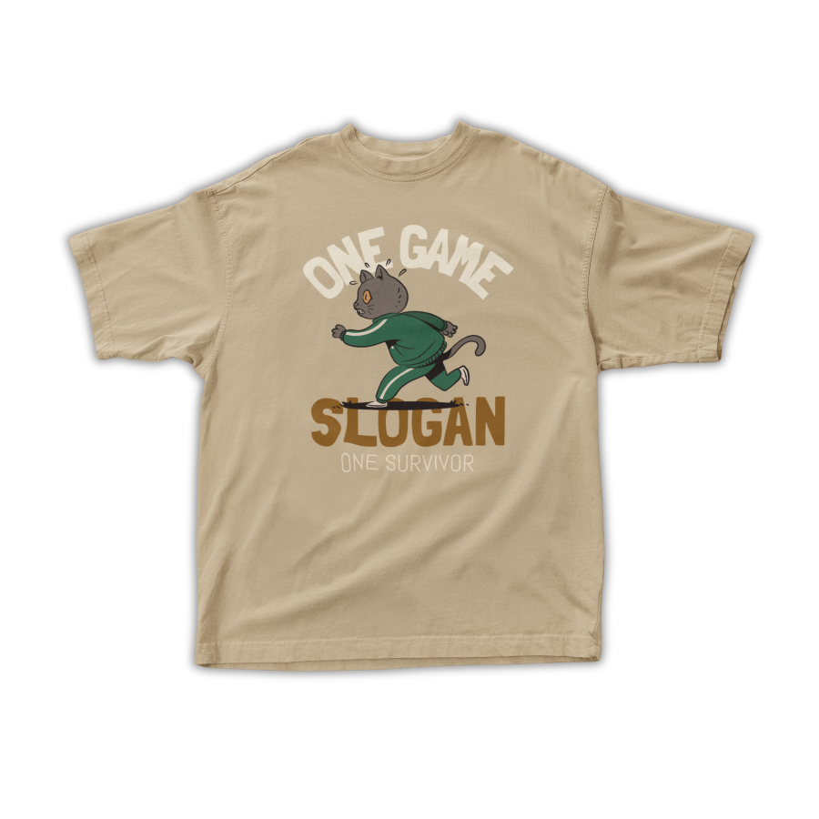 Áo thun màu be in hình mèo chạy mặc đồ Squid Game màu xanh, kèm chữ “One Game, One Shot, One Survivor” và slogan tùy chỉnh