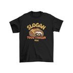 Áo thun hình con lười ngủ trong túi ngủ với slogan napping team