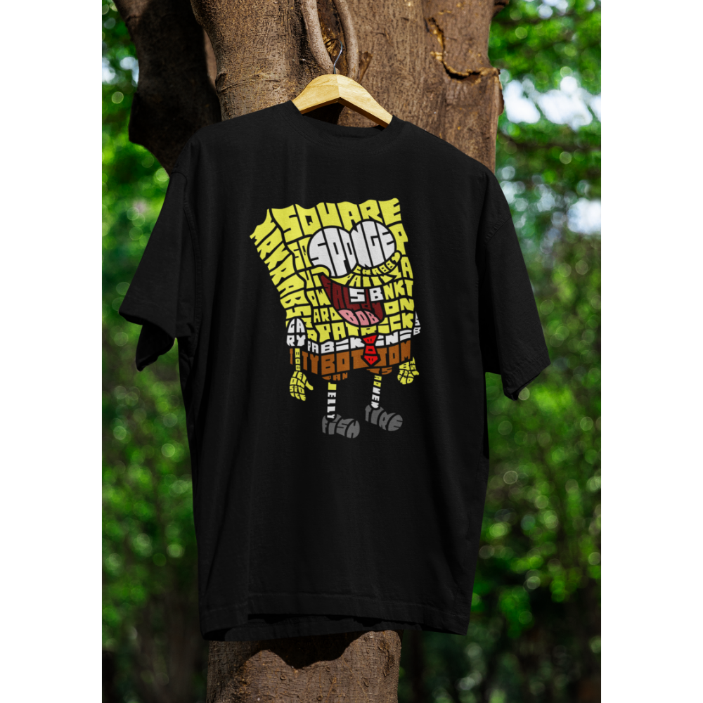 Áo thun in hình SpongeBob kiểu typography – nhân vật màu vàng với nụ cười phấn khích, đầy từ khóa sáng tạo.