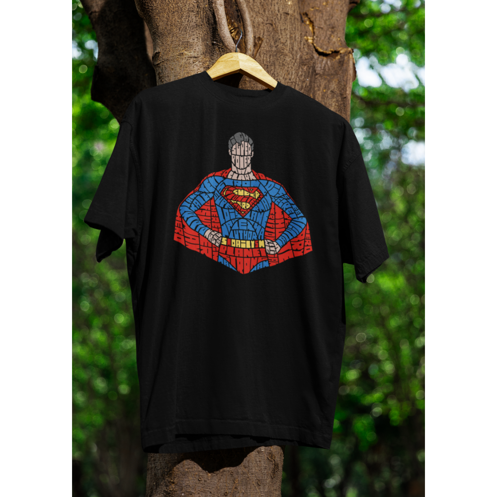 Áo thun in hình Superman bằng typography màu xanh đỏ nổi bật – phong cách siêu anh hùng.