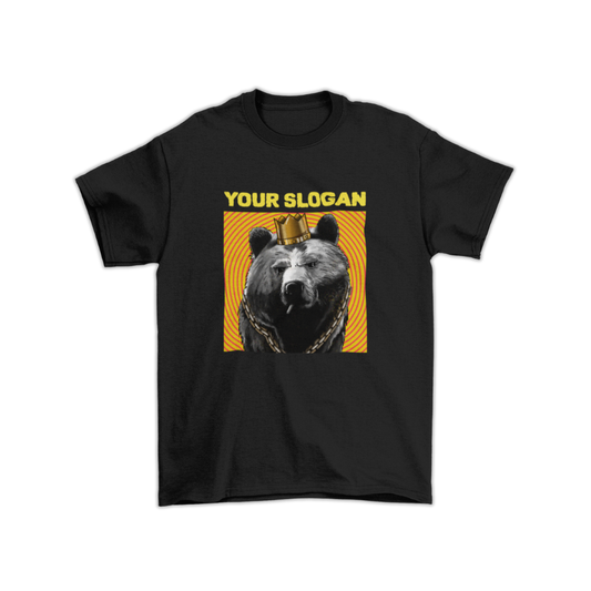 Áo thun gấu ngầu đeo dây chuyền và vương miện – slogan tùy chỉnh. Gangsta bear graphic t-shirt – bold streetwear style