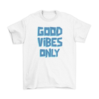 Áo thun trắng in chữ “GOOD VIBES ONLY” font 3D màu xanh, mẫu thứ hai in “YOUR SLOGAN HERE” để cá nhân hóa theo yêu cầu