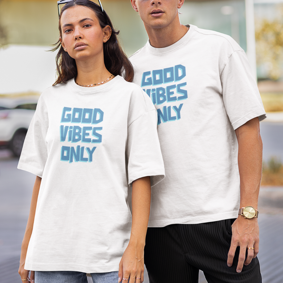 Áo thun trắng in chữ “GOOD VIBES ONLY” font 3D màu xanh, mẫu thứ hai in “YOUR SLOGAN HERE” để cá nhân hóa theo yêu cầu
