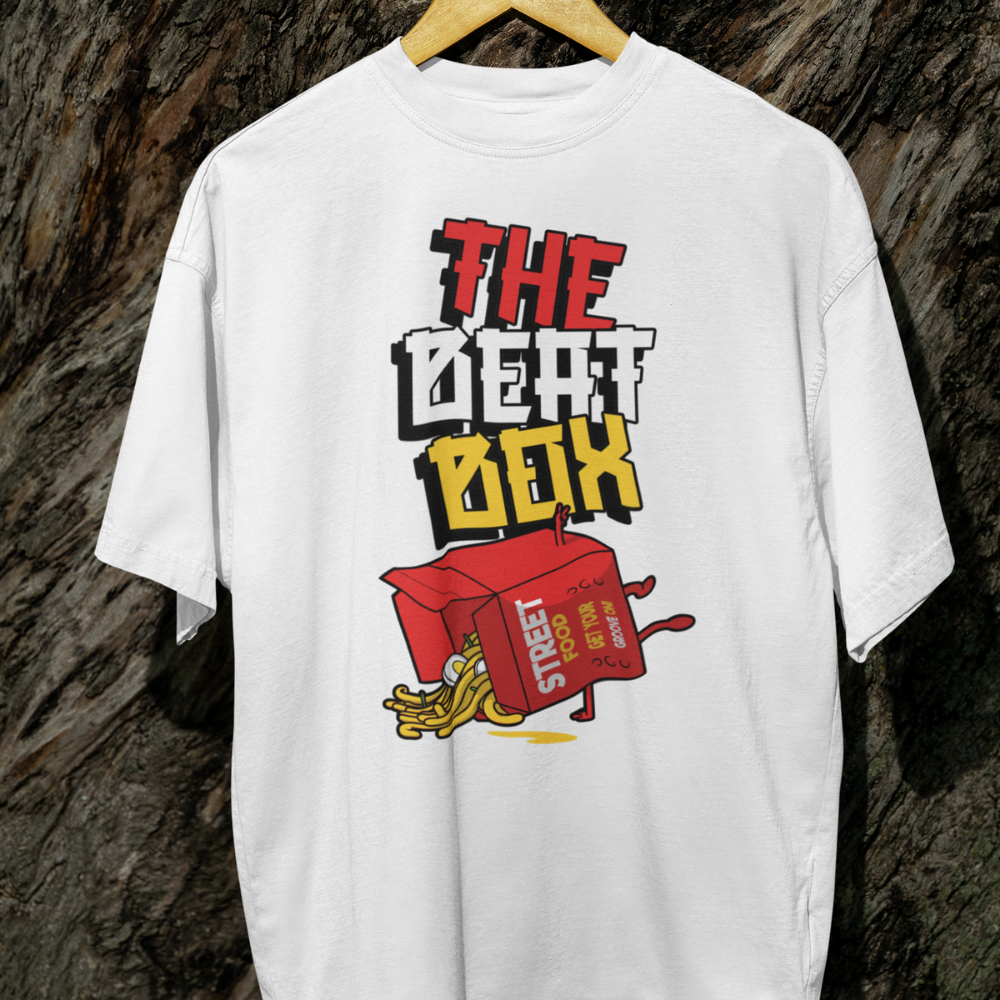 Áo thun trắng in hình hộp đồ ăn street food màu đỏ đổ ra khoai tây và sốt, kèm chữ “THE BEAT BOX” theo phong cách graffiti